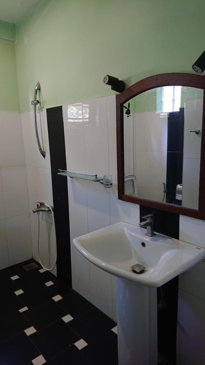 Leopard City Hostel Yala 티사마하라마 외부 사진